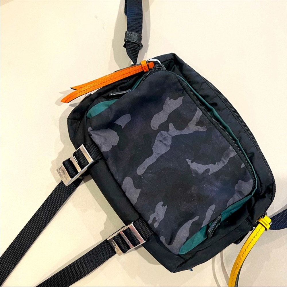 Prada great condition, cross body bag messenger bag. Authentic price to sale